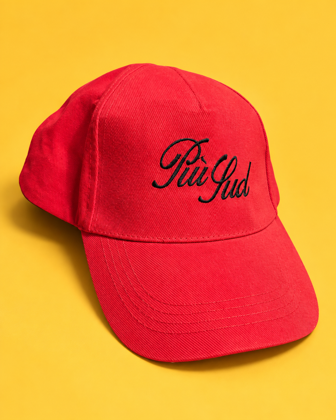 Cappellino rosso ricamato Più Sud, render editoriale
